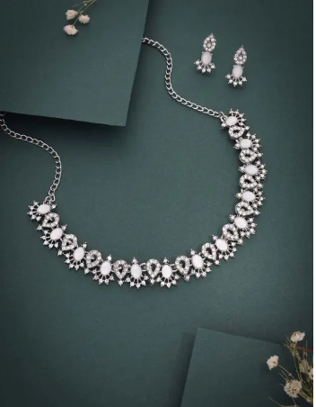 silver-Plated Artificial Stone Studded Necklace Jewellery set with 1 Pair of Earring
